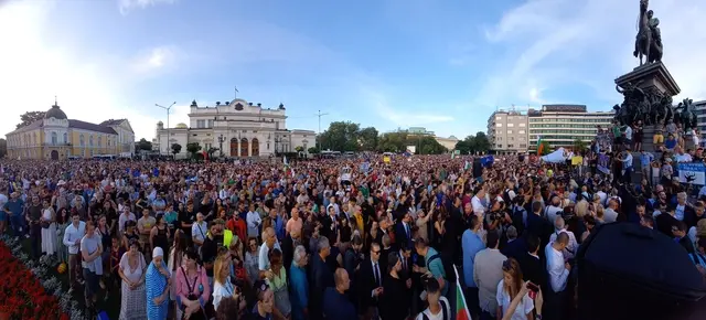 Със 123 гласа парламентът гласува недоверие срещу кабинета "Петков"