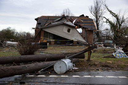 Най-малко шест жертви и "катастрофални" щети след торнадо в САЩ