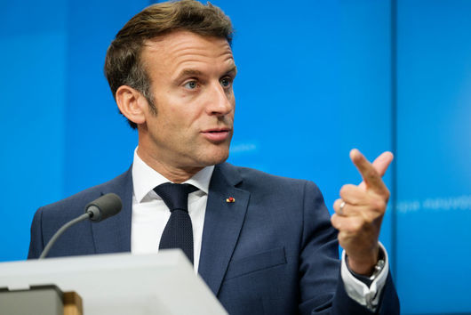 Правителството на френския президент Еманюел Макрон оцеля при гласуването на