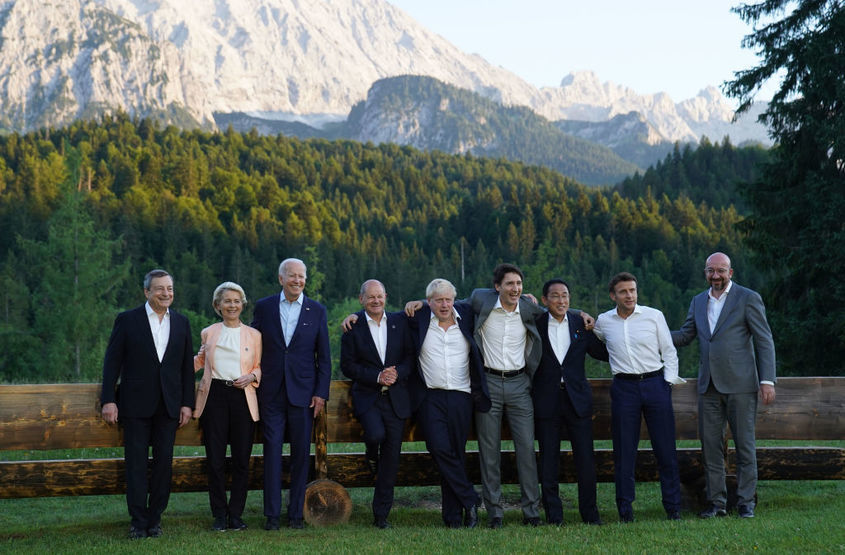 Семейната снимка на Г-7: Макрон по риза, Джонсън до Шолц