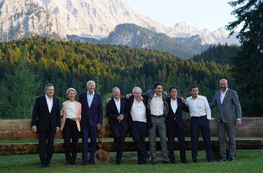 Семейната снимка на Г-7: Макрон по риза, Джонсън до Шолц