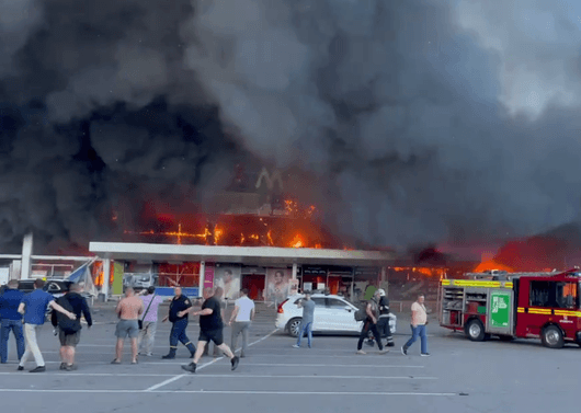 Руска атака порази търговски център в украинския град Кременчуг в