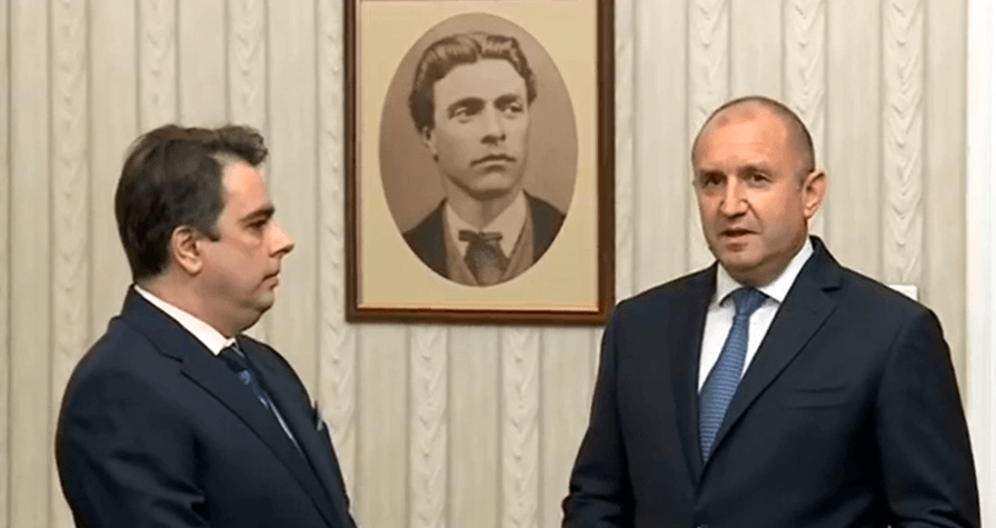 Румен Радев връчи мандата на Асен Василев