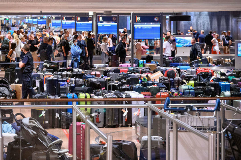 "Лудница с купища куфари и дълги опашки": Хаос на летищата в Европа