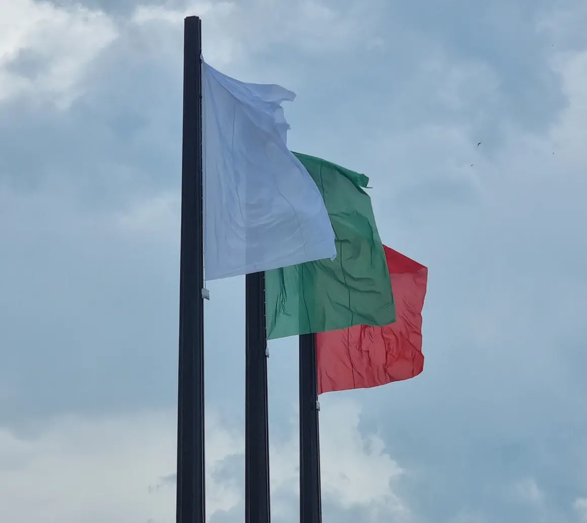 Художникът Иван Мудов "деконструира" българското знаме в нова арт инсталация