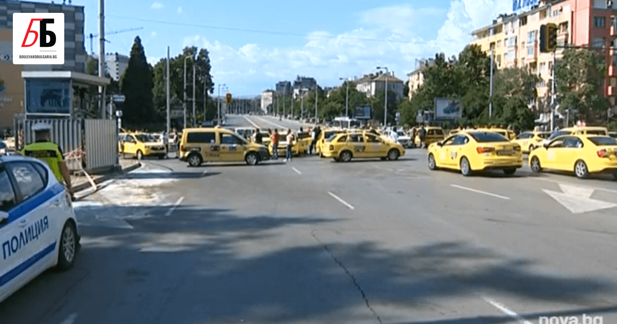 Таксиметрови шофьори от няколко столични компании блокираха кръстовището на бул.