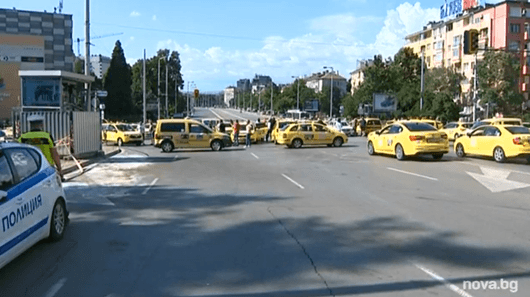 Таксиметрови шофьори от няколко столични компании блокираха кръстовището на бул