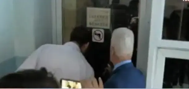 Волен Сидеров счупи стъкло в Първо РПУ и си "изработи" предизборен арест 