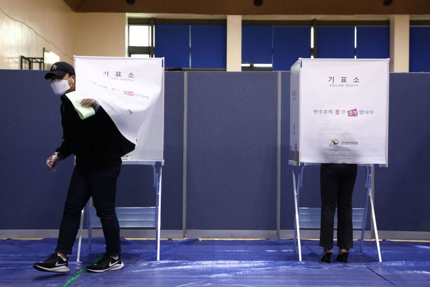 Гласуване от болницата: Пандемията не спря изборите в Южна Корея