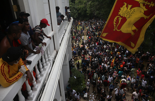 Гневът след държавния фалит: Протестиращи превзеха президентския дворец в Шри Ланка