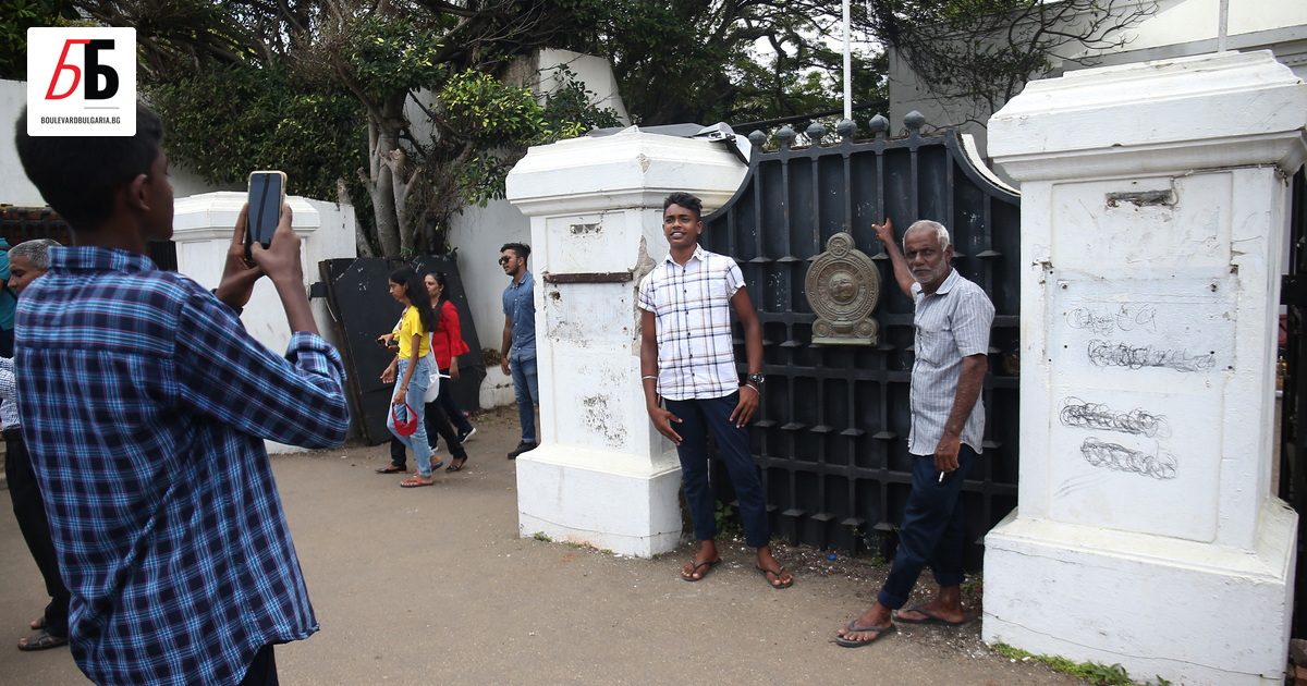 Президентът на Шри Ланка Готабая Раджапакса е излетял от страната