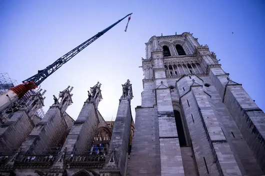 Година след пожара: Камбаната на "Нотр Дам" биe в чест на лекарите 