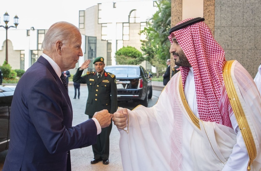 Срещата на Байдън с принца на Саудитска Арабия: Снимката, която обиколи света