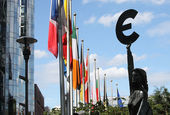 България напредва към еврозоната, но членството ѝ остава неясно, потвърди S&P