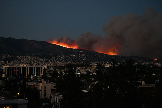 Огромен пожар край Атина принуди стотици души да се евакуират