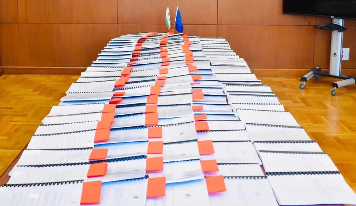 Иван Гешев затрупа депутатите от Правната комисия със 120 тома доклади