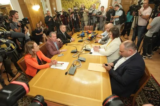 ИТН отхвърли условието за избор на Рашков в КПКОНПИ и "нашари" в червено програмата на ПП, БСП и ДБ