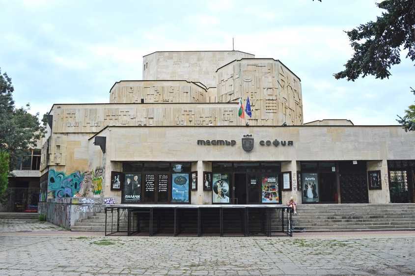 Ремонтът на театър "София": изкъртена каменна облицовка и изхвърлени ламперии
