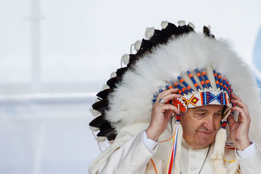 Папа Франциск получи традиционно украшение с пера на индианските племена