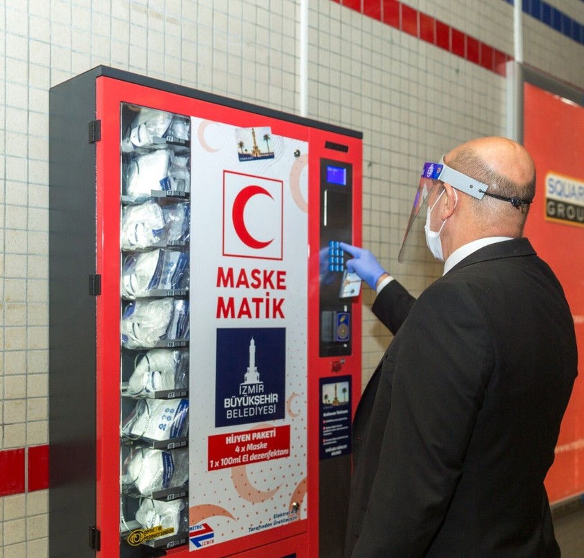 Машина за маски снабдява безплатно пътниците в метрото в Измир