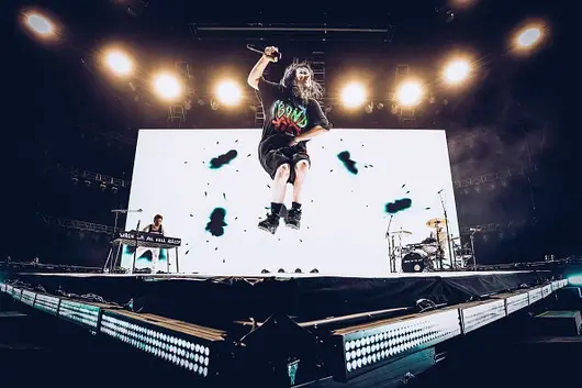 "Заедно вкъщи": Били Айлиш и над 100 други звезди подкрепят СЗО с концерт