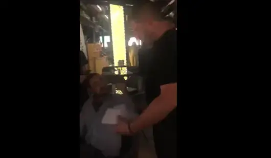 Надписана сметка и шамар за клиента: Барът на Алибегов уволни сервитьор след грозен скандал