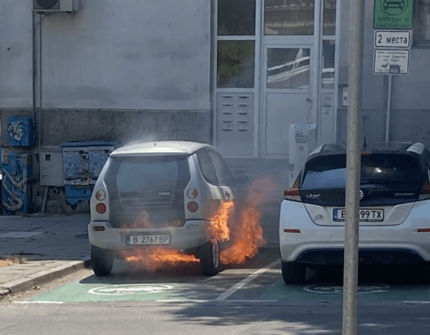 Електрическа кола -"самоделка" се запали във Варна и изгори съседни коли