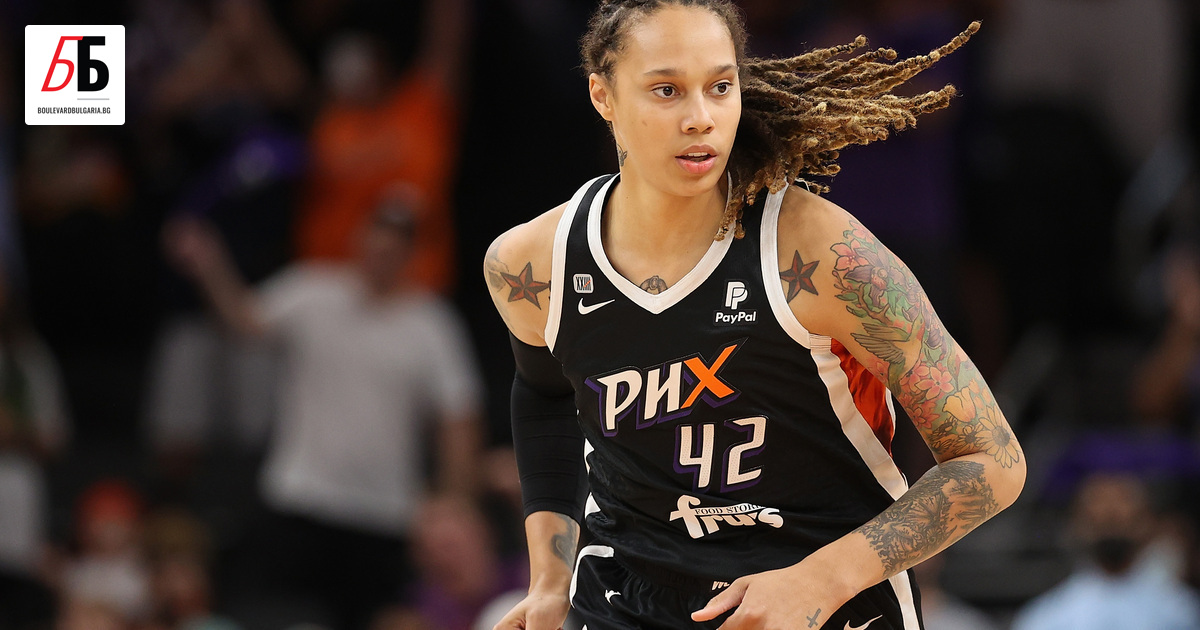 Баскетболистката Бритни Грайнър е освободена от Русия след 10 месеца,