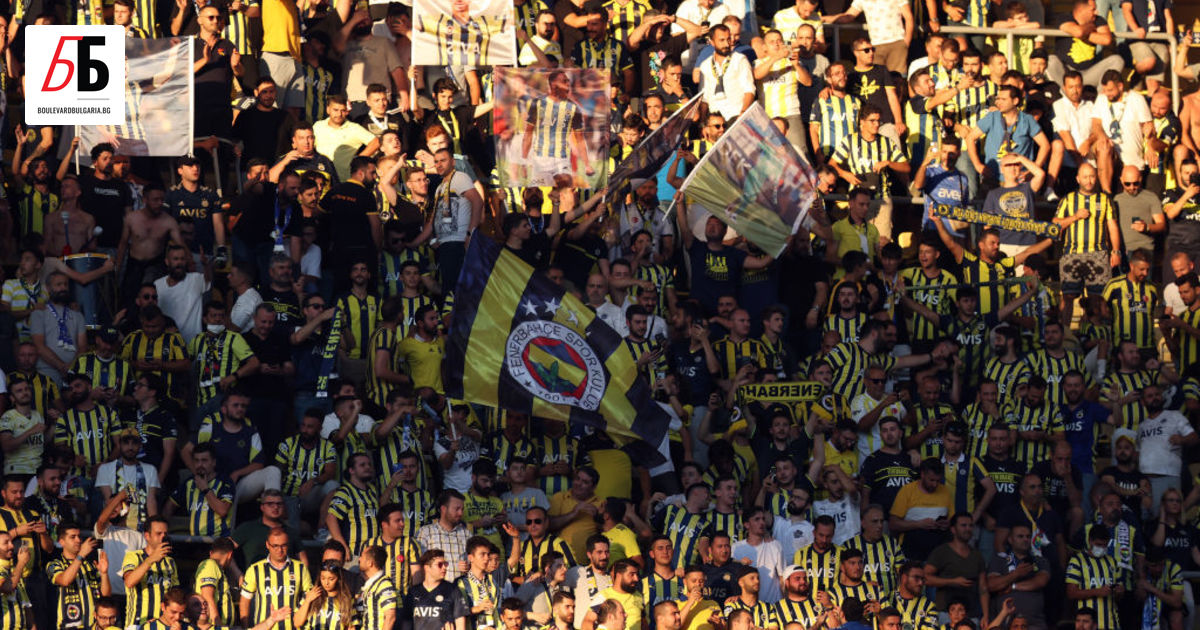 Агитката на турския футболен клуб Фенербахче създаде скандал, след като