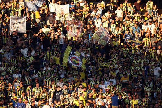 Агитката на турския футболен клуб Фенербахче създаде скандал след като