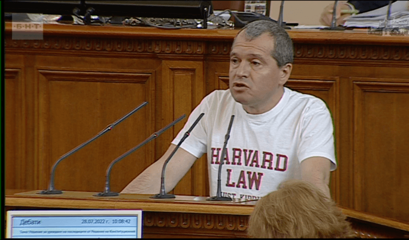 Тошко Йорданов "блесна" с тениска Harvard Law на трибуната на НС и получи забележка