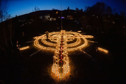 Германка направи кръст от свещи в памет на жертвите от Covid-19