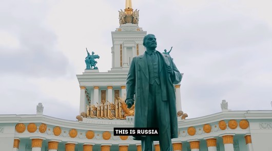 Видеоклип, озаглавен "Време е да се преместите в Русия", рекламира Русия с евтин газ и водка