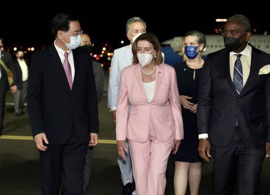 Нанси Пелоси пристигна в Тайван въпреки гнева на Китай