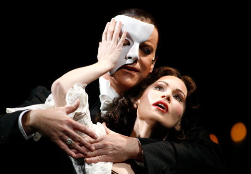 Легендарният мюзикъл "Фантомът на операта" е достъпен онлайн днес