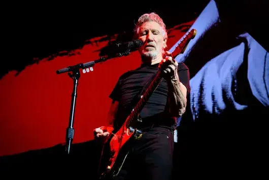 Роджър Уотърс се облече като нацист за концерт в Берлин. Службите започнаха разследване