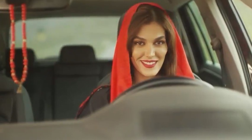 Реклама на жена, която шофира и яде сладолед, доведе до нови забрани в Иран