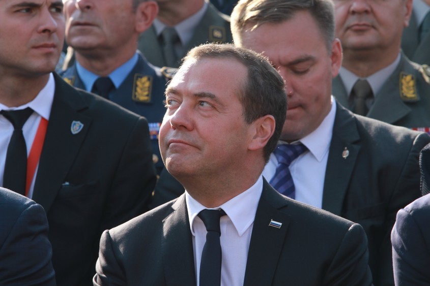 Играта на Дмитрий Медведев - от мек либерал до агресивен рупор на военната пропаганда