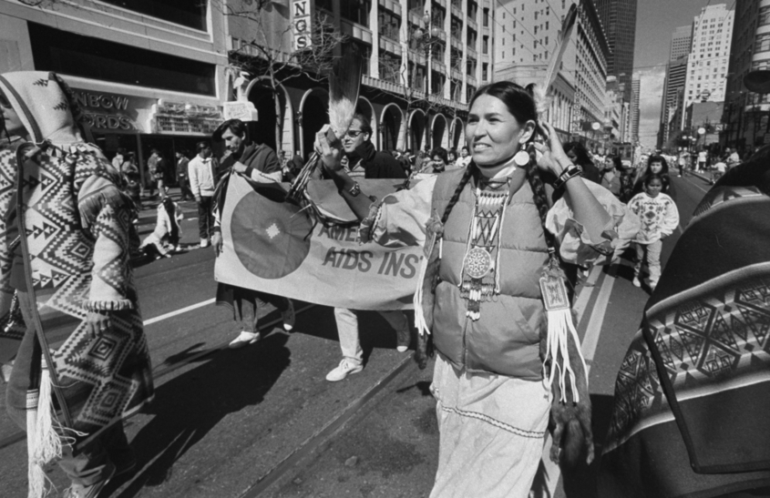 Сашийн Литълфедър на протест в защита на правата на коренното население