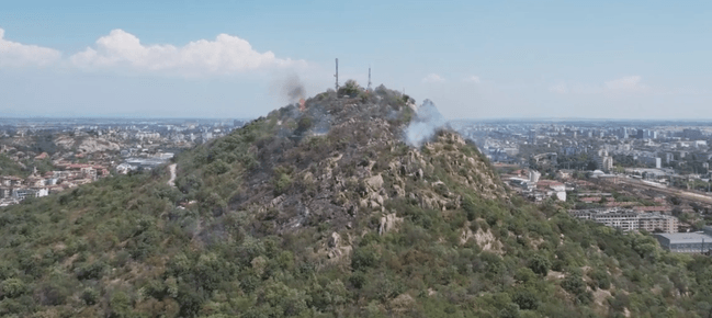 Пожар гори близо до върха на Младежкия хълм в Пловдив