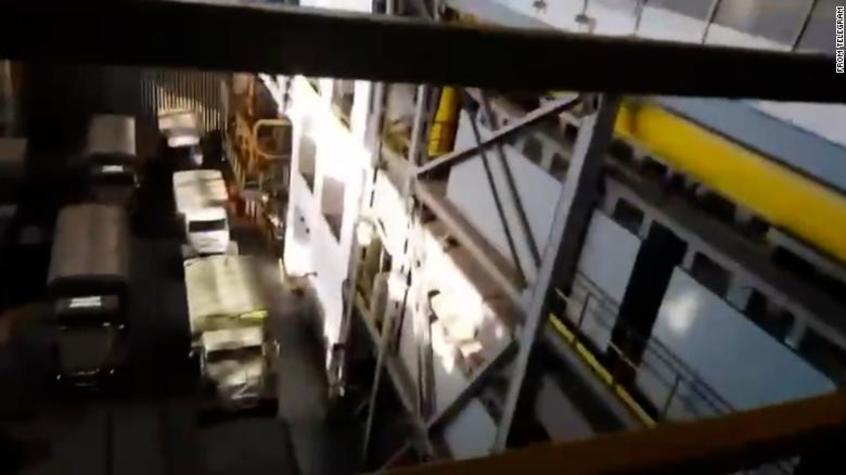 Стопкадър от видео от атомната централа Запорожие в Украйна, на който се вижда руска военна техника, разположена на едва 130 метра от един от шестте ядрени реактора. CNN е потвърдила автентичността на кадрите.