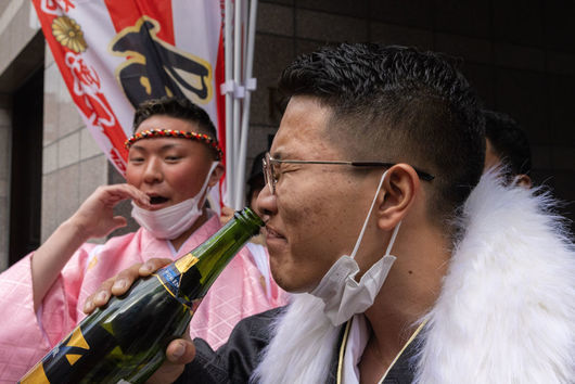 Нестандартна кампания: Япония приканва младите да пият повече в опит да стимулира икономиката си