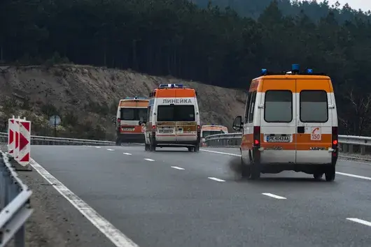 2 деца са в тежко състояние след катастрофа на цистерна край Скравена