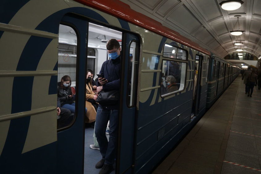 Арести в московското метро: Властите дебнат антивоенни активисти с камери за лицево разпознаване