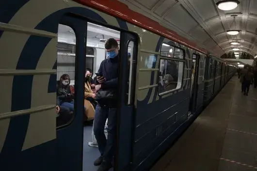 Арести в московското метро: Властите дебнат антивоенни активисти с камери за лицево разпознаване