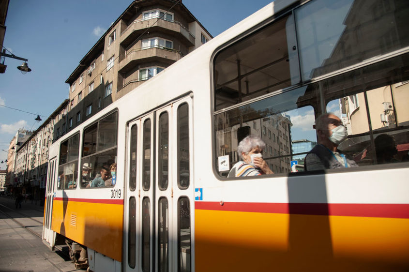 Маските в градския транспорт отпадат от 25 август