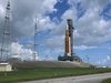 Високата 32 етажа ракета "Space Launch System" (SLS) и нейната капсула "Орион" трябваше да излетят от авиобазата в Кейп Канаверал, Флорида.