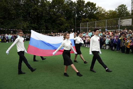 "Не е страшно да умреш за родината": Учебната година в Русия започва с "уроци по патриотизъм"
