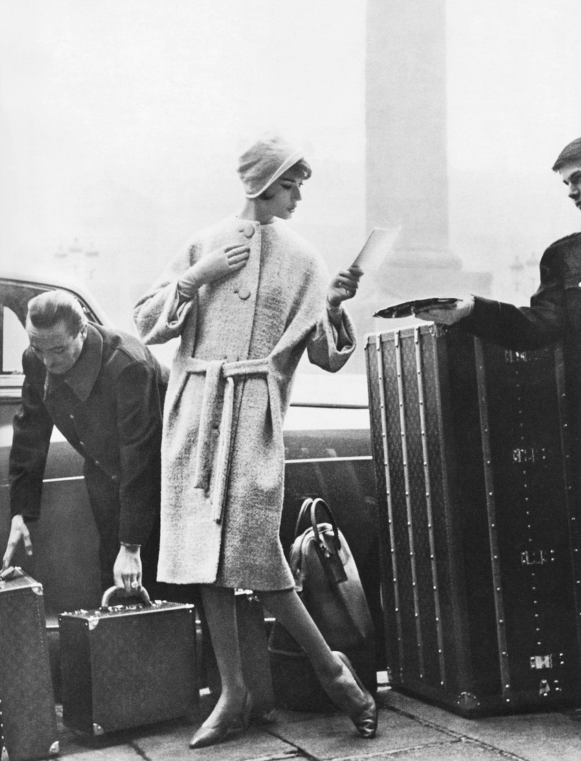 Винтидж снимка/ стара фотография на жена с куфари на летището, Louis Vuitton