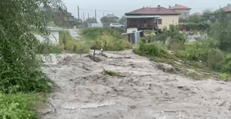 Силен дъжд и скъсана дига на р. Стряма наводниха шест села край Карлово